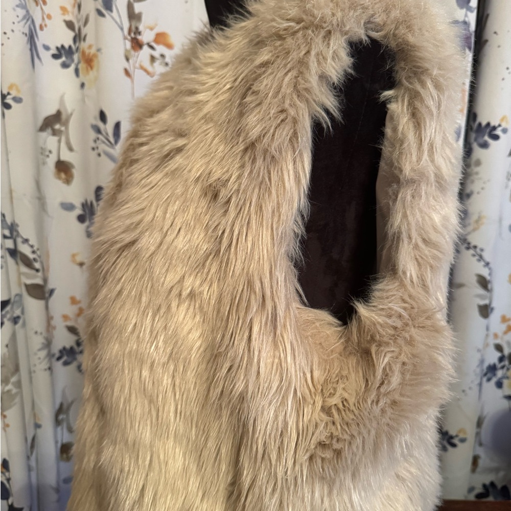 Women's Gap Faux  Teddy Fur Vest in Cream Size L - Picture 2 of 5